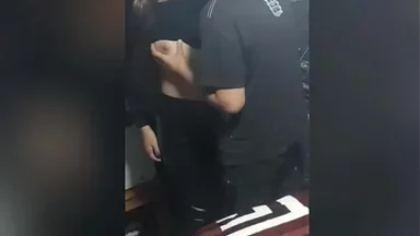 Không! Cô ấy sợ bạn trai phát hiện ra... bạn đại học lẻn khỏi tiệc... và chuyện này bùng nổ!!!