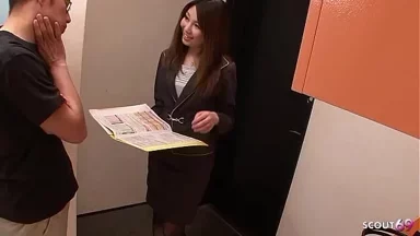 Cô gái Nhật Bản nhỏ xinh bị chồng già dụ dỗ bú và nuốt khi ở nhà một mình