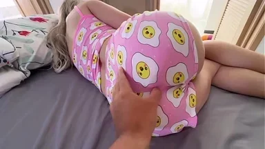 Em và chị em cùng cha khác mẹ chia sẻ phòng khách sạn, em bắn tinh vào lỗ hồng chật của chị