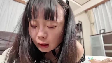 Cô gái Nhật Bản tóc nâu Cocona Himekawa là nữ hầu phòng nóng bỏng và dâm đãng.