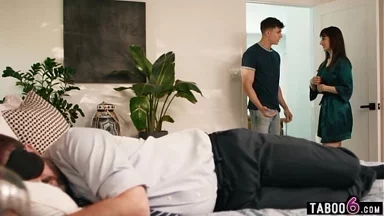 Mẹ kế MILF vú khổng lồ Lexi Luna địt con riêng trong cùng phòng với chồng