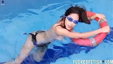 Cuộc tình khỏa thân nóng bỏng trong hồ bơi với nàng tiên cá quyến rũ Helen Star