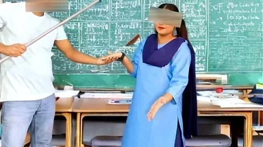 Video sex lớp học của cô gái teen làng Desi với âm thanh Hindi
