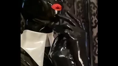 Cô hầu gái dâm đãng trong đồ latex bởi Rubber-Pervs #hầu gái #cao su nặng #latex #trang phục latex #cao su #studiogum #cô gái cao su studio gum #fetish