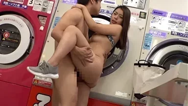 Một mình với cô nàng quyến rũ mặc đồ mỏng manh tại tiệm giặt tự động. Không chịu nổi cám dỗ của thân hình nóng bỏng... Phim sex tự quay nghiệp dư Nhật Bản. Phần 3