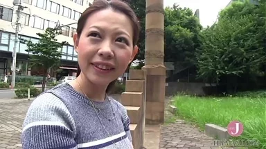 Ngay cả một người phụ nữ đã kết hôn khiêm tốn, khi cô ấy lột bỏ lớp vỏ, cũng khao khát dương vật với dục vọng điên cuồng.