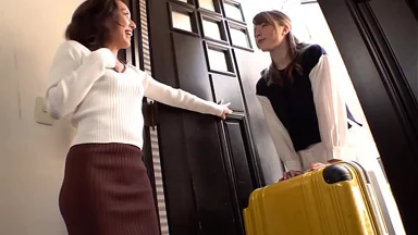 Quan hệ les đồng tính đẫm mồ hôi và dính sát giữa sinh viên Mỹ du học và vợ Nhật quyến rũ Yukari và June Mikawa, liếm sạch toàn thân và quấn quýt nóng bỏng đến tan chảy