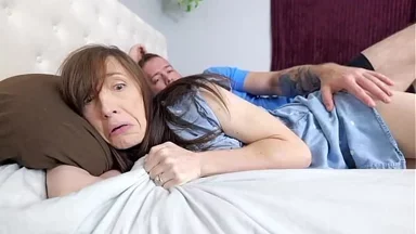 Con riêng lẻn vào giường mẹ kế và địt mạnh, để lại đầy tinh dịch