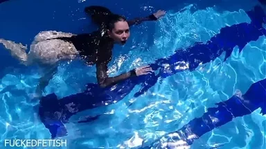 Thân hình latex gợi cảm của Jessica Bunny dưới nước